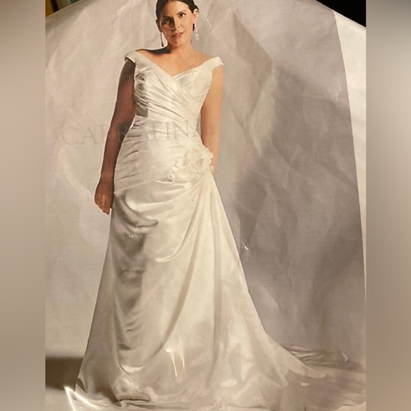 Ivory Private Label satin a-line strapped wedding gown - Picture 1 of 9